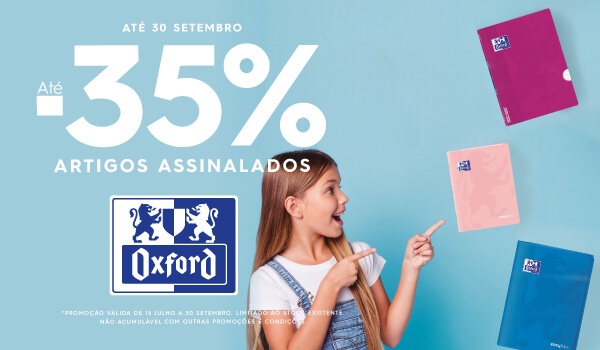 Menina a apontar para os cadernos da Oxford